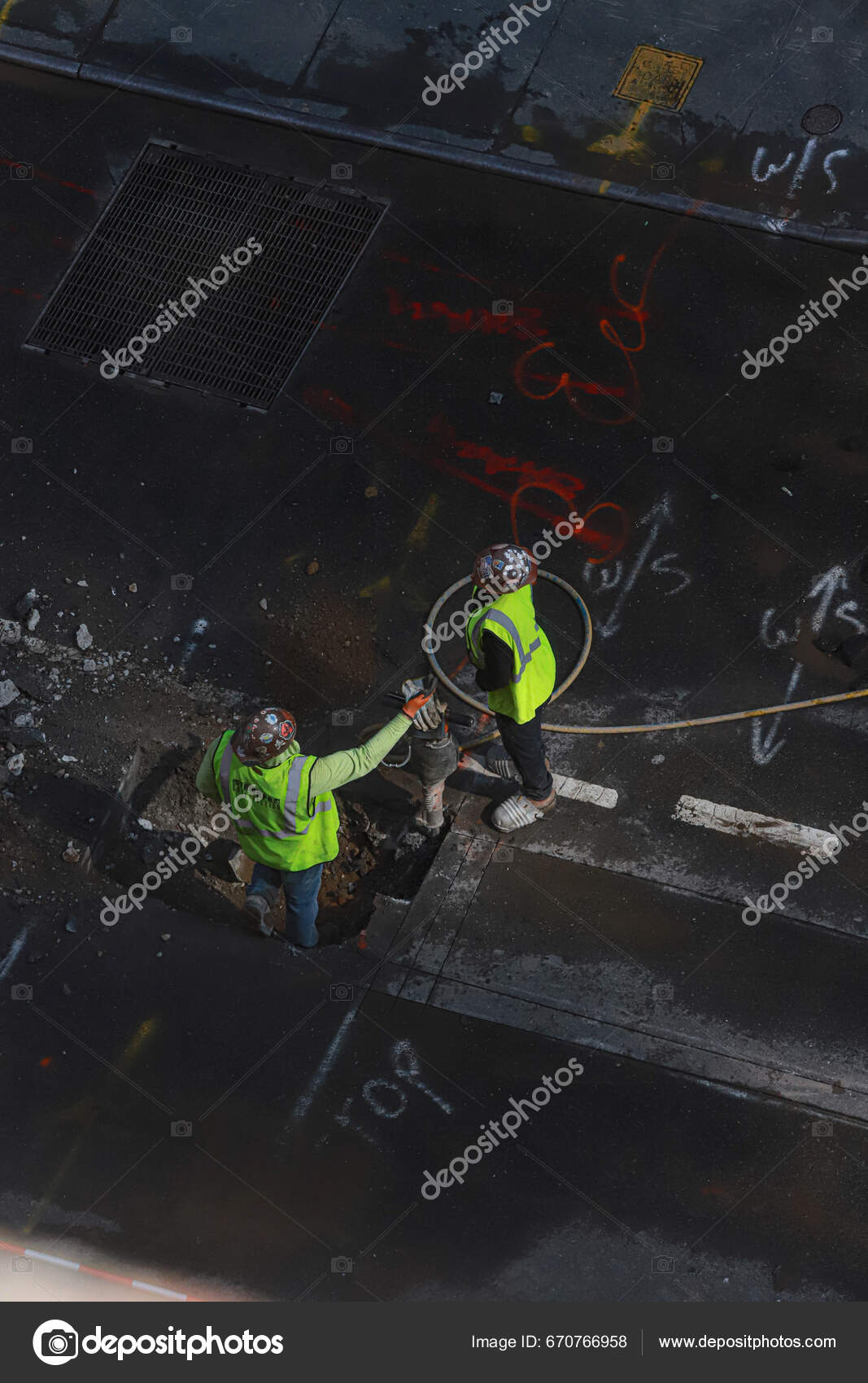 New Workers Replacing Gas Pipe Manhattan August 2023 New York Stock