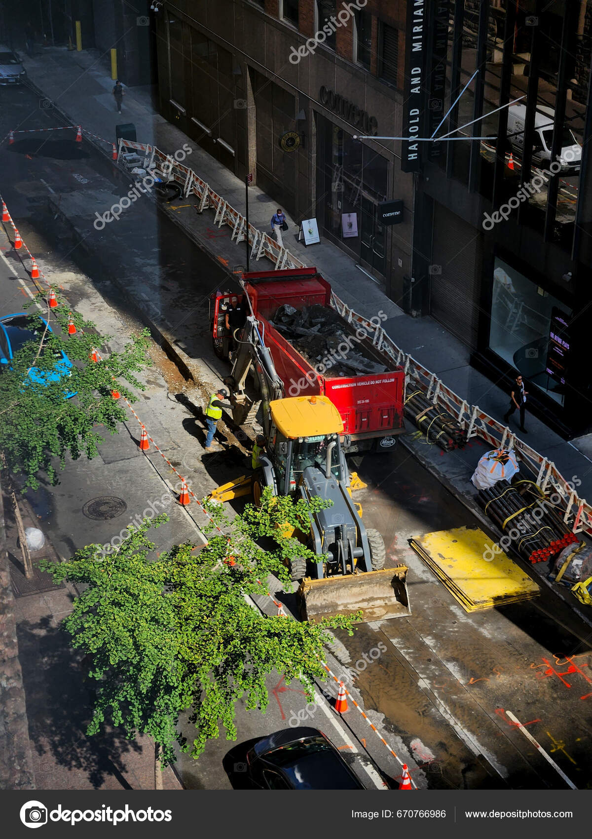 New Workers Replacing Gas Pipe Manhattan August 2023 New York Stock