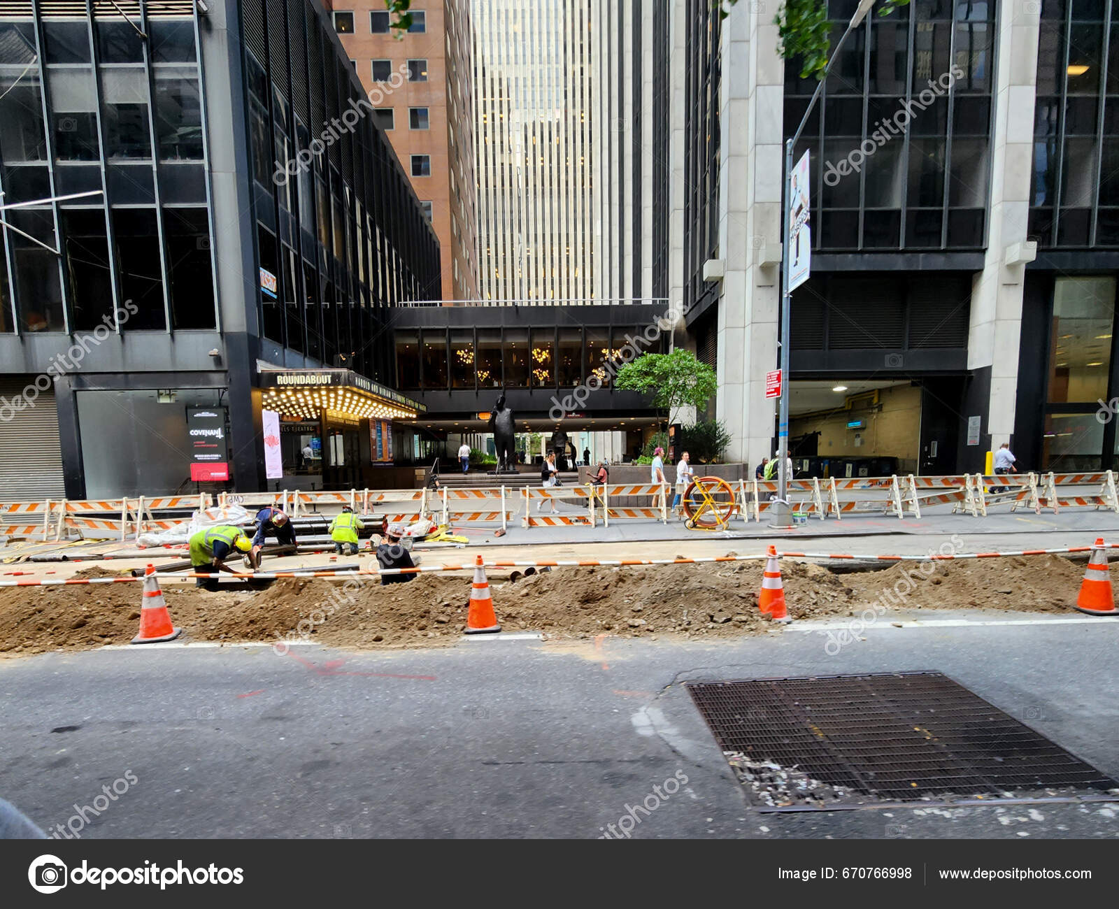 New Workers Replacing Gas Pipe Manhattan August 2023 New York Stock