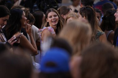The Today Show 'da canlandırıcı performansla Kelsea Ballerini Stuns. 11 Ağustos 2023. New York, ABD: Kelsea Ballerini, büyüleyici vokalleri ve içten sözleriyle tanınan yetenekli bir Amerikalı country-pop şarkıcısı.. 