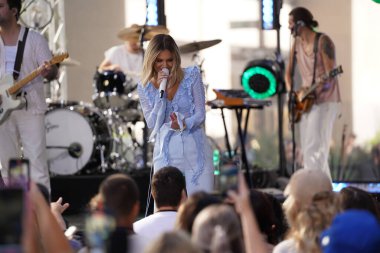 The Today Show 'da canlandırıcı performansla Kelsea Ballerini Stuns. 11 Ağustos 2023. New York, ABD: Kelsea Ballerini, büyüleyici vokalleri ve içten sözleriyle tanınan yetenekli bir Amerikalı country-pop şarkıcısı.. 