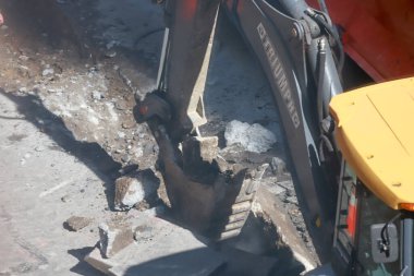 (Manhattan 'daki işçiler gaz borularını değiştiriyorlar. 11 Ağustos 2023, New York, ABD: İşçiler 6. Cadde ile 7. Cadde arasındaki W46 sokağında, Manhattan, New York 'ta benzin borularının değiştirilmesi üzerinde çalışırken görüldü..
