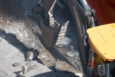 (Manhattan 'daki işçiler gaz borularını değiştiriyorlar. 11 Ağustos 2023, New York, ABD: İşçiler 6. Cadde ile 7. Cadde arasındaki W46 sokağında, Manhattan, New York 'ta benzin borularının değiştirilmesi üzerinde çalışırken görüldü..
