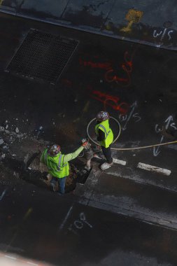 (Manhattan 'daki işçiler gaz borularını değiştiriyorlar. 11 Ağustos 2023, New York, ABD: İşçiler 6. Cadde ile 7. Cadde arasındaki W46 sokağında, Manhattan, New York 'ta benzin borularının değiştirilmesi üzerinde çalışırken görüldü..