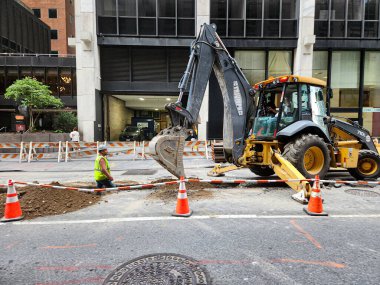 (Manhattan 'daki işçiler gaz borularını değiştiriyorlar. 11 Ağustos 2023, New York, ABD: İşçiler 6. Cadde ile 7. Cadde arasındaki W46 sokağında, Manhattan, New York 'ta benzin borularının değiştirilmesi üzerinde çalışırken görüldü..
