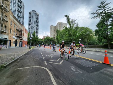 2023 Yaz Sokakları New York. 12 Ağustos 2023, New York, ABD: 2023 Yaz Caddeleri, New York 'un beş semtinde, insanların oynayabileceği, yürüyebileceği ve bisiklete binebileceği seçilmiş cumartesiler arasında başladı. 