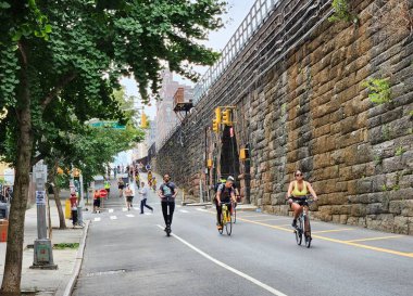 2023 Yaz Sokakları New York. 12 Ağustos 2023, New York, ABD: 2023 Yaz Caddeleri, New York 'un beş semtinde, insanların oynayabileceği, yürüyebileceği ve bisiklete binebileceği seçilmiş cumartesiler arasında başladı. 