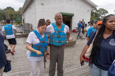 New York 'ta Hong Kong Ejderha Tekne Festivali (HKDBF-NY). 12 Ağustos 2023, New York, New York, ABD: New York Belediye Başkanı Eric Adams, New York 'ta düzenlenen 31. Hong Kong Dragon Boat Festivali' nde davul çalma konusunda ipuçları aldı (HKDBF-NY) 