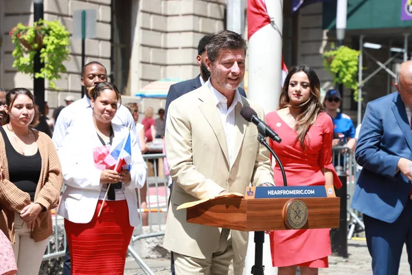亚当斯市长在多米尼加共和国升旗仪式上致辞 2023年8月11日 美国纽约 纽约市市长埃里克 亚当斯在鲍灵格林公园白厅为多米尼加共和国举行的升旗仪式上致辞 — 图库照片