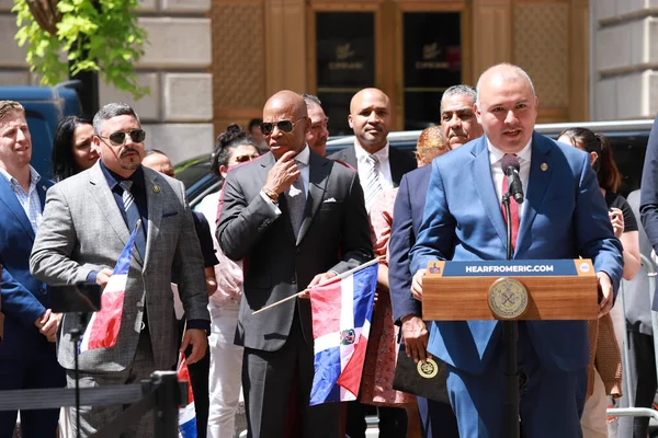 Başkan Adams Dominik Cumhuriyeti Bayrak Yükseltme Töreni Nde Remarks Sunuyor — Stok fotoğraf