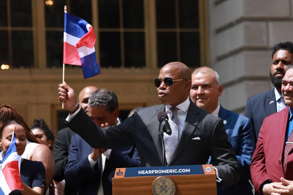 Alcalde Adams Hace Comentarios Ceremonia Izamiento Bandera República Dominicana Agosto — Foto de Stock