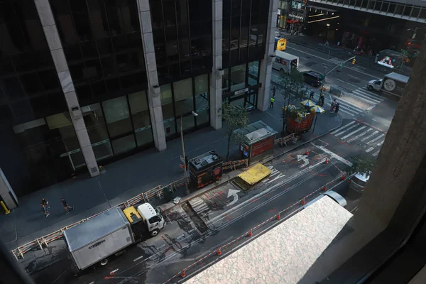 曼哈顿更换煤气管道的工人 2023年8月11日 美国纽约 人们看到工人们在纽约曼哈顿第六大道和第七大道之间的W46街上更换煤气管 — 图库照片