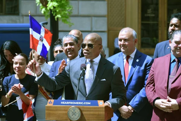 Raising Dominican Flag Bowling Green Park August 2023 New York — Stock Photo, Image