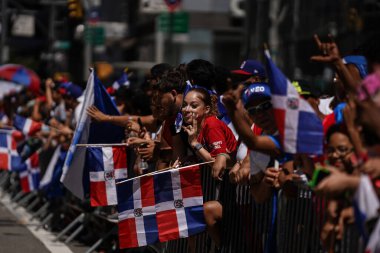 41. Cadde. Dominik Cumhuriyeti Günü Geçit Töreni 2023. 13 Temmuz 2023, New York, ABD: 2023 'ün 41' inci Dominik Cumhuriyeti Günü Geçidi canlanırken New York sokaklarına adım atın! ABD 'li Senatör Chuck Schumer da dahil olmak üzere saygıdeğer konuklarımızla.