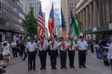 41. Ulusal Dominik Günü Geçidi 2023. 13 Ağustos 2023, New York, New York, ABD: New York Polis Departmanı (NYPD) İtfaiye Teşkilatı memurları, 13 Ağustos 2023 'te New York' taki Dominik Günü Geçit Töreni 'nde yürüyüşe hazır olun..