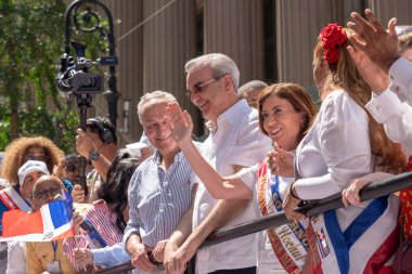 41. Ulusal Dominik Günü Geçidi 2023. 13 Ağustos 2023, New York, New York, ABD: Senato Çoğunluk Lideri, ABD Senatör Chuck Schumer, Dominik Cumhuriyeti Başkanı Luis Abinader ve New York Eyalet Valisi Kathy Hochul 