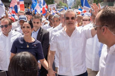 41. Ulusal Dominik Günü Geçidi 2023. 13 Ağustos 2023, New York, ABD: Dominik Cumhuriyeti Başkanı Luis Abinader (R) ve eşi Raquel Arbaje, 13 Ağustos 2023 'te 6.