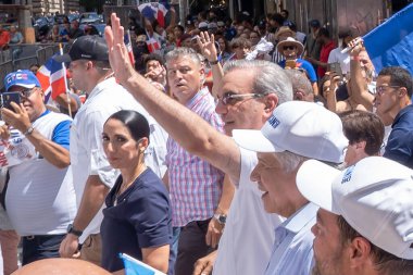 41. Ulusal Dominik Günü Geçidi 2023. 13 Ağustos 2023, New York, ABD: Dominik Cumhuriyeti Başkanı Luis Abinader (R) ve eşi Raquel Arbaje, 13 Ağustos 2023 'te 6.