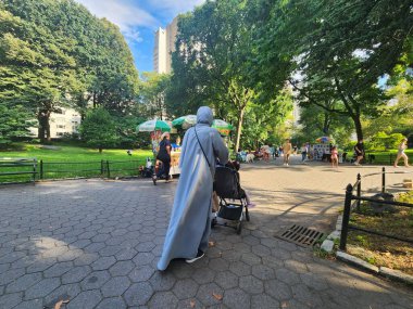 Bu sıcak pazartesi Central Park 'ta hareket var. 14 Ağustos 2023. New York, ABD: Amerika Birleşik Devletleri 'nin New York kentindeki Central Park' ta bu öğleden sonra (14) çok fazla hareket vardı. Sıcaklık 30 dereceye ulaşırken