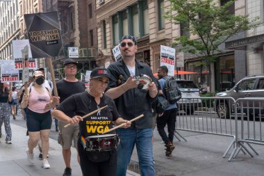 Yazarlar Birliği grev gözcüleri. 15 Ağustos 2023, New York, New York, ABD: Writers Guild of America 'nın grevdeki üyeleri ve taraftarları 15 Ağustos 2023' te New York 'ta Netflix ve Warner Bros. / Discovery ofislerinin önünde grev hattında yürürler..