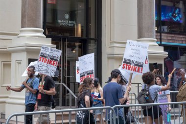 Yazarlar Birliği grev gözcüleri. 15 Ağustos 2023, New York, New York, ABD: Writers Guild of America 'nın grevdeki üyeleri ve taraftarları 15 Ağustos 2023' te New York 'ta Netflix ve Warner Bros. / Discovery ofislerinin önünde grev hattında yürürler..