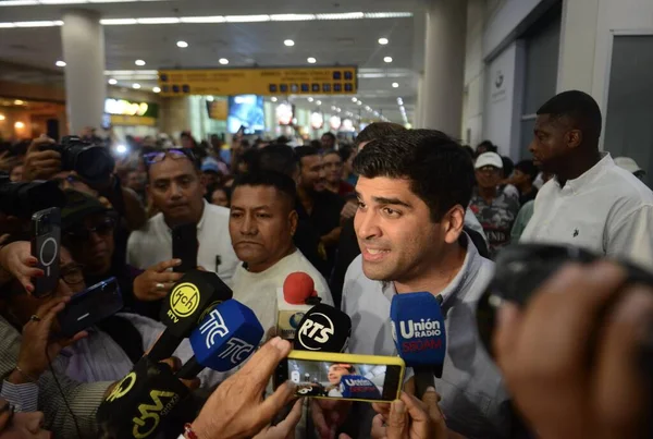 Ecuadors Präsidentschaftskandidat Otto Sonnenholzner Spricht Flughafen Olmedo Vor Der Presse — Stockfoto