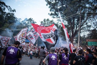 Sao Paulo Futbol Oyuncuları, taraftarlar tarafından karşılandı. 16 Ağustos 2023, Sao Paulo, Brezilya: Sao Paulo Futbol Takımı taraftarları, Copa do Brasil yarı finalinin ikinci ayağı için geçerli olan Sao Paulo ve Corinthians arasındaki maçtan önce takım oyuncularını karşıladı.