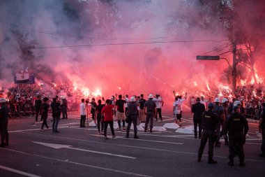 Sao Paulo Futbol Oyuncuları, taraftarlar tarafından karşılandı. 16 Ağustos 2023, Sao Paulo, Brezilya: Sao Paulo Futbol Takımı taraftarları, Copa do Brasil yarı finalinin ikinci ayağı için geçerli olan Sao Paulo ve Corinthians arasındaki maçtan önce takım oyuncularını karşıladı.