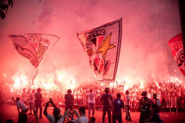 Sao Paulo Futbol Oyuncuları, taraftarlar tarafından karşılandı. 16 Ağustos 2023, Sao Paulo, Brezilya: Sao Paulo Futbol Takımı taraftarları, Copa do Brasil yarı finalinin ikinci ayağı için geçerli olan Sao Paulo ve Corinthians arasındaki maçtan önce takım oyuncularını karşıladı.