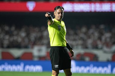 Sao Paulo (SP), Brezilya 08 / 16 / 2023 - Toledo 'lu Estadio Cicero Pompeu' da düzenlenen 2023 Copa do Brasil yarı finalinin ikinci ayağı için geçerli olan Sao Paulo ve Corinthians arasında oynanan maçta hakem Raphael Claus