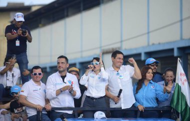 (Ekvador Devlet Başkanı Adayı Luisa Gonzalez kampanya döneminde. 17 Ağustos 2023, Guayaquil, Ekvador: Partneri Andres Arauz eşliğinde Ekvador Başkanlığı adayı Luisa Gonzalez 'in kapanışı 