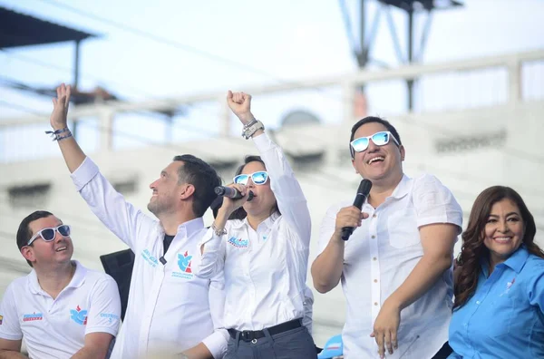 Int 厄瓜多尔总统候选人路易莎 冈萨雷斯竞选期间 2023年8月17日 厄瓜多尔瓜亚基尔 厄瓜多尔总统候选人路易莎 冈萨雷斯在其伴侣安德烈斯 阿劳兹的陪同下结束竞选活动 — 图库照片