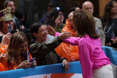 Jon Batiste, Rockefeller Center Plaza 'da NBC Today Show' da. 18 Ağustos 2023, New York, ABD: 2022 Grammy ödüllü küresel şarkıcı Jon Batiste, Rockefeller Center Plaza 'daki Today Show' daki NBC Citi Konser Serisi 'nde canlı performans sergiliyor. 