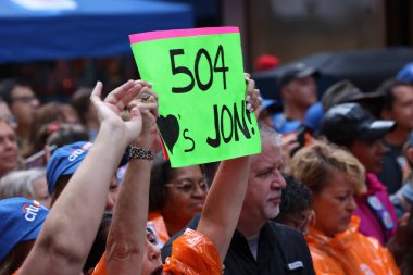 Jon Batiste, Rockefeller Center Plaza 'da NBC Today Show' da. 18 Ağustos 2023, New York, ABD: 2022 Grammy ödüllü küresel şarkıcı Jon Batiste, Rockefeller Center Plaza 'daki Today Show' daki NBC Citi Konser Serisi 'nde canlı performans sergiliyor. 