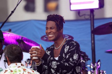 Jon Batiste, Rockefeller Center Plaza 'da NBC Today Show' da. 18 Ağustos 2023, New York, ABD: 2022 Grammy ödüllü küresel şarkıcı Jon Batiste, Rockefeller Center Plaza 'daki Today Show' daki NBC Citi Konser Serisi 'nde canlı performans sergiliyor. 