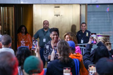 Jon Batiste, Rockefeller Center Plaza 'da NBC Today Show' da. 18 Ağustos 2023, New York, ABD: 2022 Grammy ödüllü küresel şarkıcı Jon Batiste, Rockefeller Center Plaza 'daki Today Show' daki NBC Citi Konser Serisi 'nde canlı performans sergiliyor. 