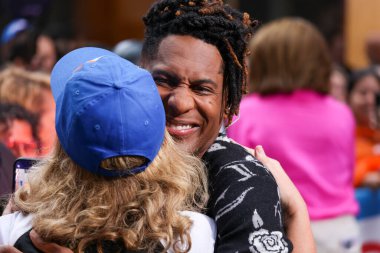 Jon Batiste, Rockefeller Center Plaza 'da NBC Today Show' da. 18 Ağustos 2023, New York, ABD: 2022 Grammy ödüllü küresel şarkıcı Jon Batiste, Rockefeller Center Plaza 'daki Today Show' daki NBC Citi Konser Serisi 'nde canlı performans sergiliyor. 