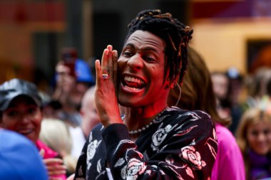 Jon Batiste, Rockefeller Center Plaza 'da NBC Today Show' da. 18 Ağustos 2023, New York, ABD: 2022 Grammy ödüllü küresel şarkıcı Jon Batiste, Rockefeller Center Plaza 'daki Today Show' daki NBC Citi Konser Serisi 'nde canlı performans sergiliyor. 