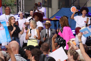 Jon Batiste, Rockefeller Center Plaza 'da NBC Today Show' da. 18 Ağustos 2023, New York, ABD: 2022 Grammy ödüllü küresel şarkıcı Jon Batiste, Rockefeller Center Plaza 'daki Today Show' daki NBC Citi Konser Serisi 'nde canlı performans sergiliyor. 