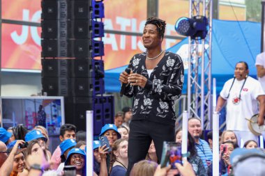 Jon Batiste, Rockefeller Center Plaza 'da NBC Today Show' da. 18 Ağustos 2023, New York, ABD: 2022 Grammy ödüllü küresel şarkıcı Jon Batiste, Rockefeller Center Plaza 'daki Today Show' daki NBC Citi Konser Serisi 'nde canlı performans sergiliyor. 