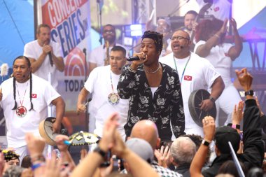 Jon Batiste, Rockefeller Center Plaza 'da NBC Today Show' da. 18 Ağustos 2023, New York, ABD: 2022 Grammy ödüllü küresel şarkıcı Jon Batiste, Rockefeller Center Plaza 'daki Today Show' daki NBC Citi Konser Serisi 'nde canlı performans sergiliyor. 