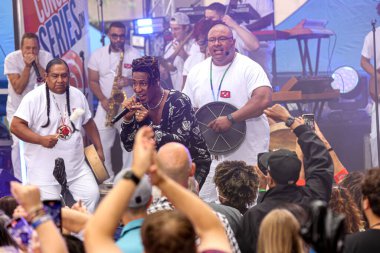 Jon Batiste, Rockefeller Center Plaza 'da NBC Today Show' da. 18 Ağustos 2023, New York, ABD: 2022 Grammy ödüllü küresel şarkıcı Jon Batiste, Rockefeller Center Plaza 'daki Today Show' daki NBC Citi Konser Serisi 'nde canlı performans sergiliyor. 