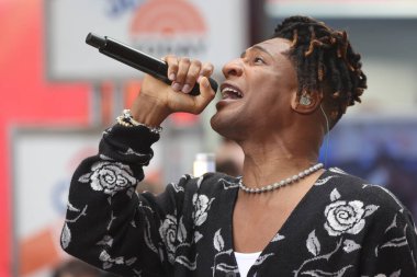 Jon Batiste, Rockefeller Center Plaza 'da NBC Today Show' da. 18 Ağustos 2023, New York, ABD: 2022 Grammy ödüllü küresel şarkıcı Jon Batiste, Rockefeller Center Plaza 'daki Today Show' daki NBC Citi Konser Serisi 'nde canlı performans sergiliyor. 