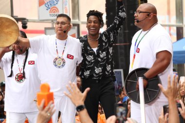 Jon Batiste, Rockefeller Center Plaza 'da NBC Today Show' da. 18 Ağustos 2023, New York, ABD: 2022 Grammy ödüllü küresel şarkıcı Jon Batiste, Rockefeller Center Plaza 'daki Today Show' daki NBC Citi Konser Serisi 'nde canlı performans sergiliyor. 