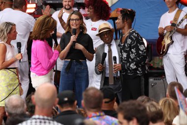 Jon Batiste, Rockefeller Center Plaza 'da NBC Today Show' da. 18 Ağustos 2023, New York, ABD: 2022 Grammy ödüllü küresel şarkıcı Jon Batiste, Rockefeller Center Plaza 'daki Today Show' daki NBC Citi Konser Serisi 'nde canlı performans sergiliyor. 