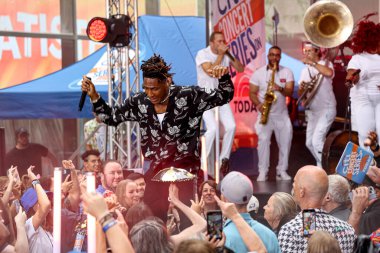 Jon Batiste, Rockefeller Center Plaza 'da NBC Today Show' da. 18 Ağustos 2023, New York, ABD: 2022 Grammy ödüllü küresel şarkıcı Jon Batiste, Rockefeller Center Plaza 'daki Today Show' daki NBC Citi Konser Serisi 'nde canlı performans sergiliyor. 