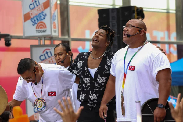 Jon Batiste, Rockefeller Center Plaza 'da NBC Today Show' da. 18 Ağustos 2023, New York, ABD: 2022 Grammy ödüllü küresel şarkıcı Jon Batiste, Rockefeller Center Plaza 'daki Today Show' daki NBC Citi Konser Serisi 'nde canlı performans sergiliyor. 