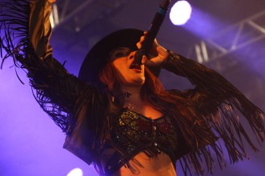 Lauana Prado 51. Efapi Expo2023 'te canlı performans sergiliyor. 18 Ağustos 2023, Santo Antonio da Platina, Parana, Brezilya: Brezilyalı şarkıcı ve söz yazarı Lauana Prado, Cuma gecesi 51. Efapi Expo2023 'te canlı performans sergiliyor.)