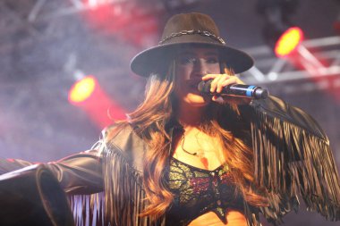 Lauana Prado 51. Efapi Expo2023 'te canlı performans sergiliyor. 18 Ağustos 2023, Santo Antonio da Platina, Parana, Brezilya: Brezilyalı şarkıcı ve söz yazarı Lauana Prado, Cuma gecesi 51. Efapi Expo2023 'te canlı performans sergiliyor.)