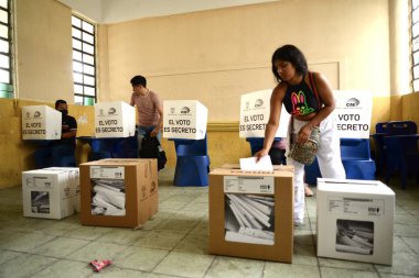 Ekvador 'daki seçimler sırasında oy kullanma. 20 Ağustos 2023, Guayaquil, Ekvador: Ekvador 'lular, Guayaquil üniversitelerinin ve üniversitelerinin farklı yerlerinde oy kullanma haklarını kullanırken görülüyor..